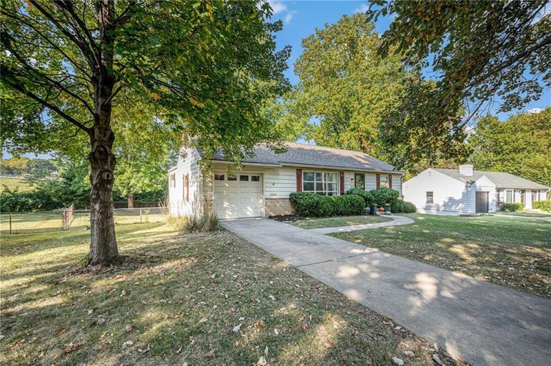 5844 Granada Ln, Fairway, KS 66205