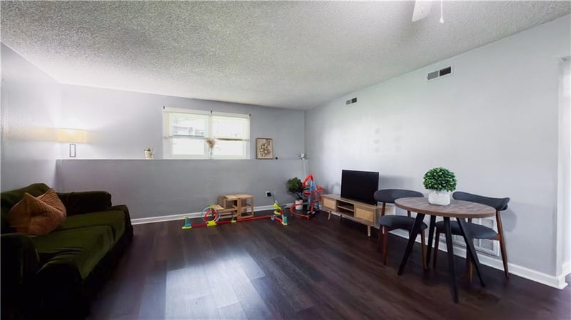 704 Ball Dr, Lee's Summit, MO 64086