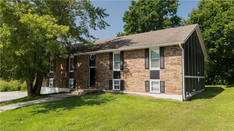 704 Ball Dr, Lee's Summit, MO 64086