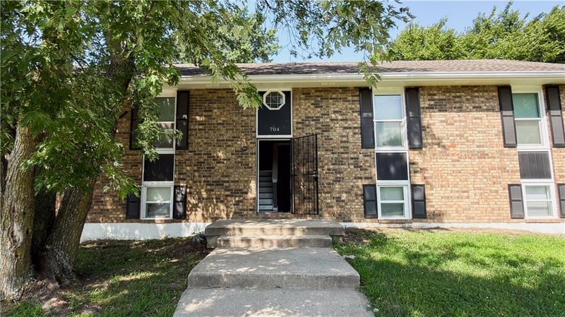 704 Ball Dr, Lee's Summit, MO 64086