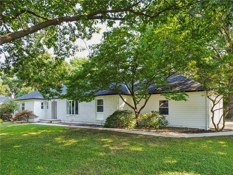 8224 Linden Dr, Prairie Village, KS 66208
