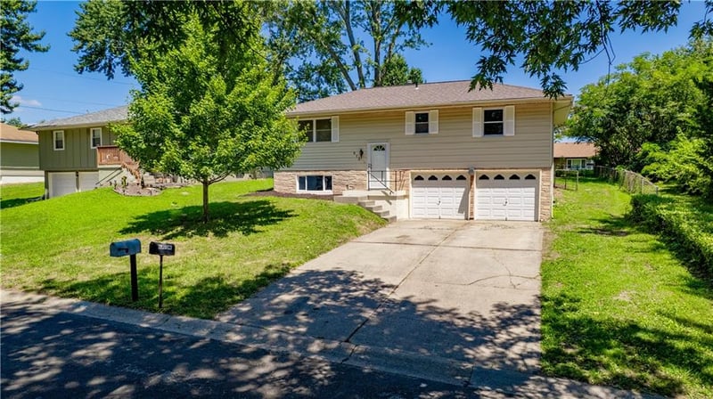 813 NE Wien Ave, Blue Springs, MO 64014