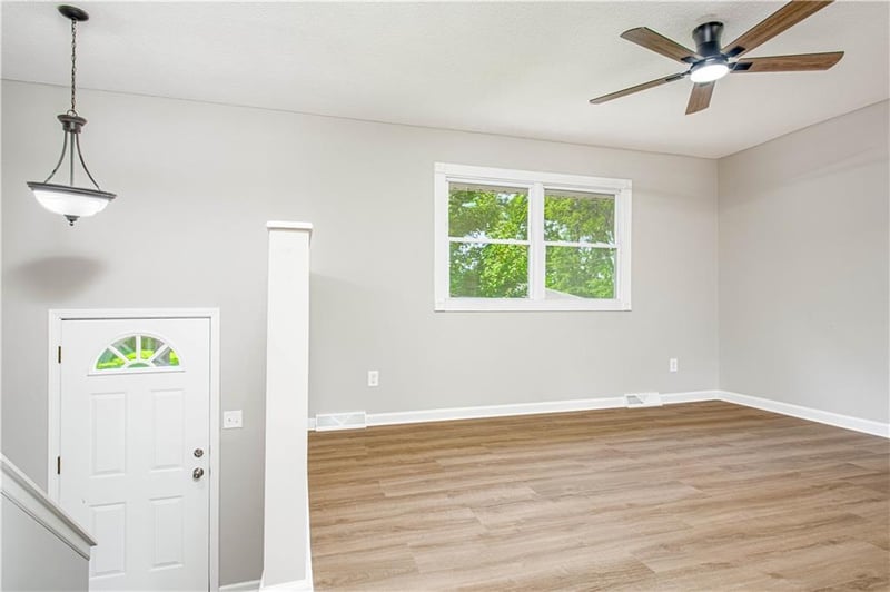 813 Wien Ave, Blue Springs, MO 64014