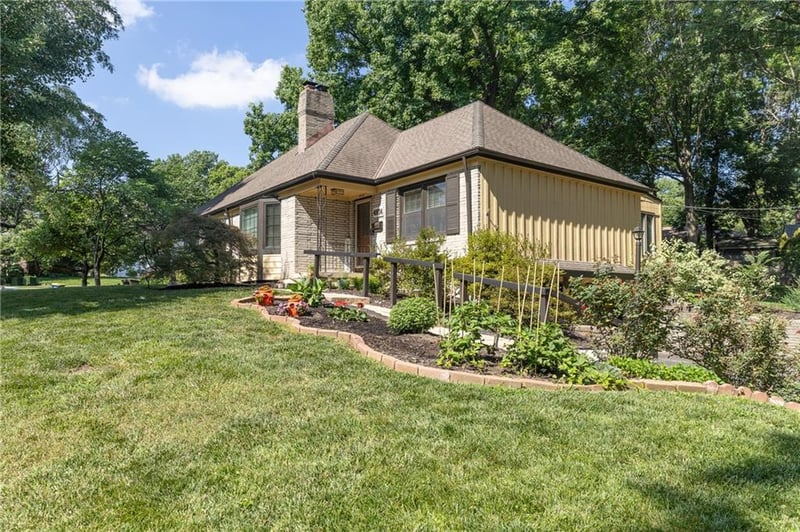4934 Howe Dr, Roeland Park, KS 66205