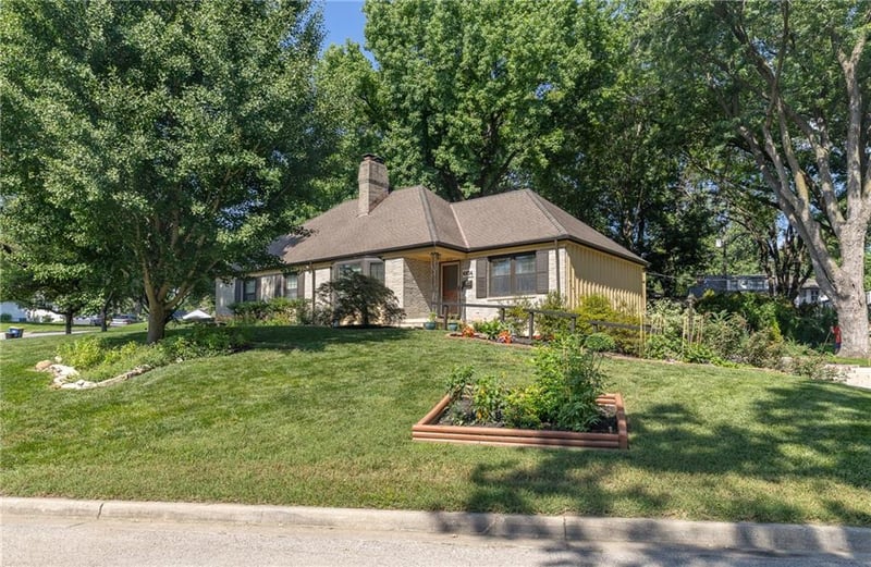 4934 Howe Dr, Roeland Park, KS 66205