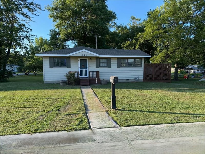 1201 Sycamore St, Columbus, KS 66725