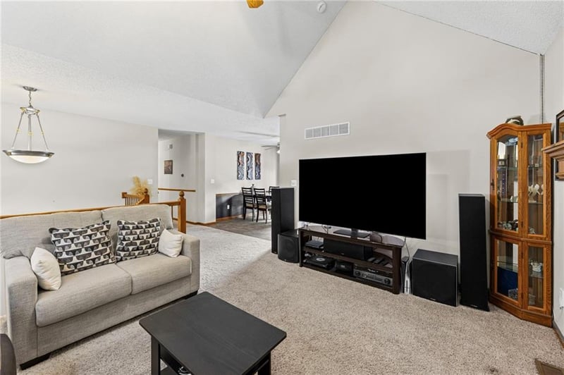 1109 Creekside Ct, Blue Springs, MO 64015