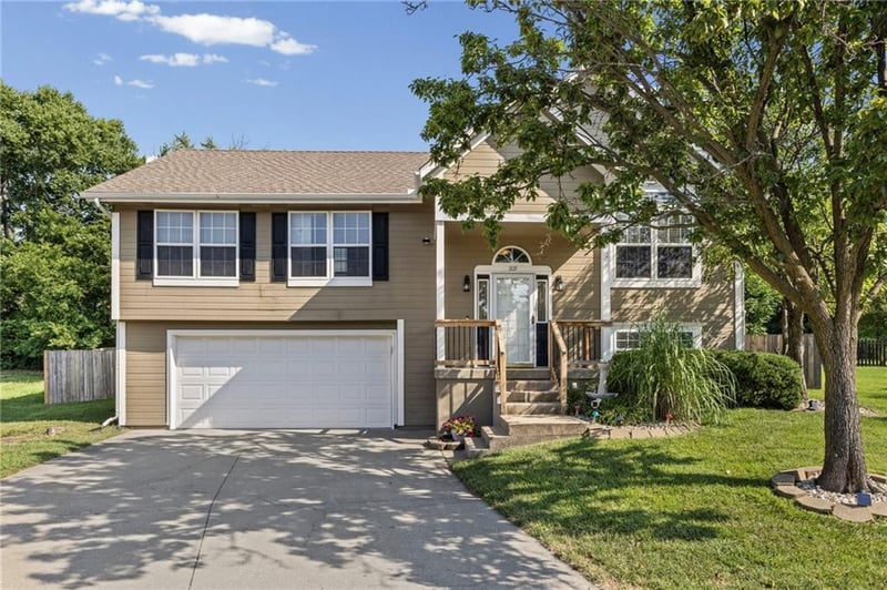 1109 Creekside Ct, Blue Springs, MO 64015