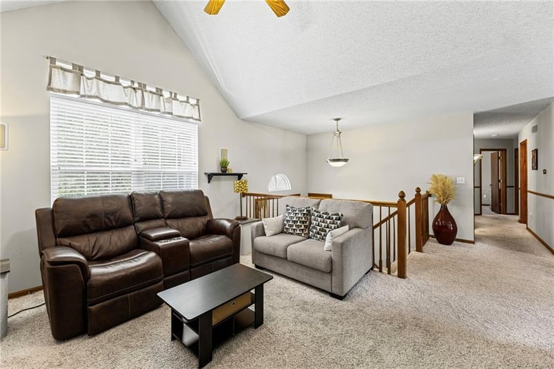 1109 Creekside Ct, Blue Springs, MO 64015