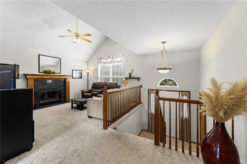 1109 Creekside Ct, Blue Springs, MO 64015