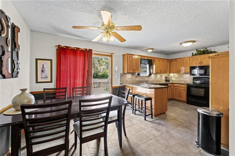 1109 Creekside Ct, Blue Springs, MO 64015