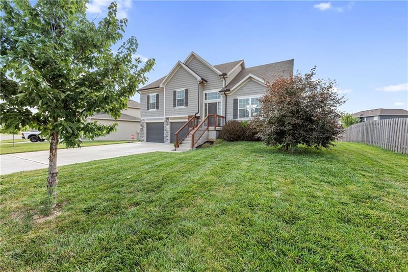 638 SE Colonial Dr, Blue Springs, MO 64014