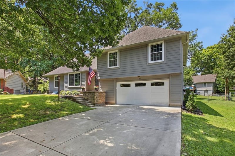 25 E 113th Ter, Kansas City, MO 64114