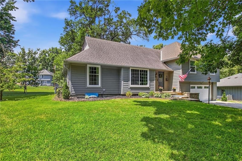 25 E 113th Ter, Kansas City, MO 64114