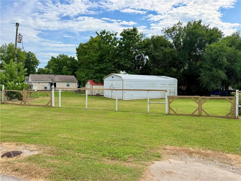 1900 Home Circle St, Coffeyville, KS 67337