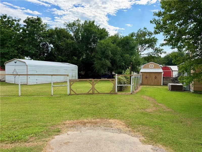 1900 Home Circle St, Coffeyville, KS 67337