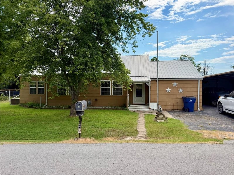 1900 Home Circle St, Coffeyville, KS 67337