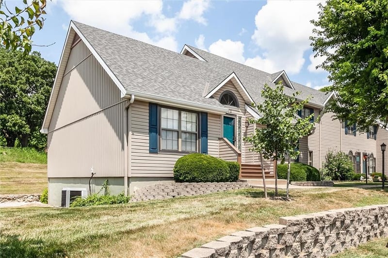 112 Stonebridge Ln, Smithville, MO 64089