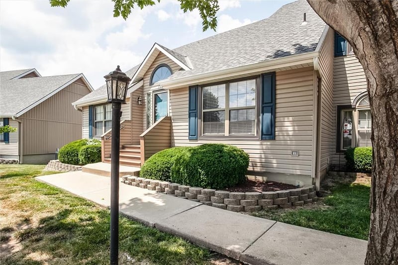 112 Stonebridge Ln, Smithville, MO 64089