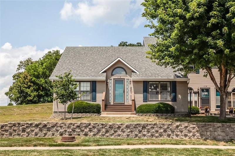 112 Stonebridge Ln, Smithville, MO 64089