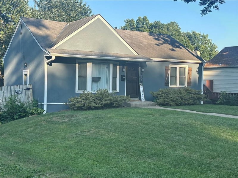 1905 31 St, St Joseph, MO 64506