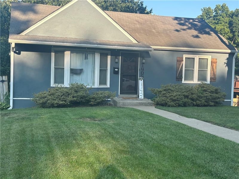 1905 31 St, St Joseph, MO 64506