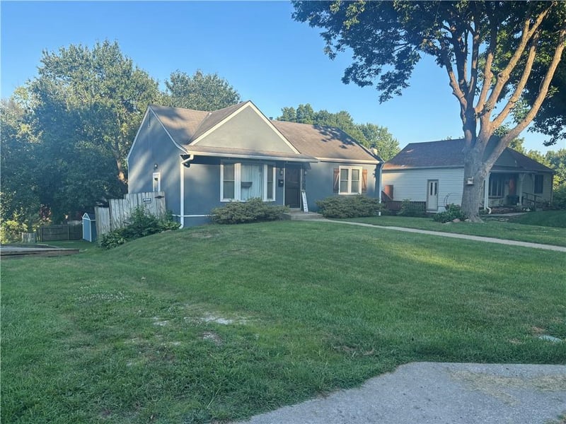 1905 31 St, St Joseph, MO 64506
