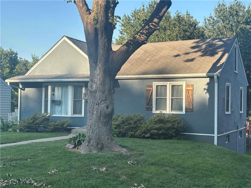 1905 31 St, St Joseph, MO 64506