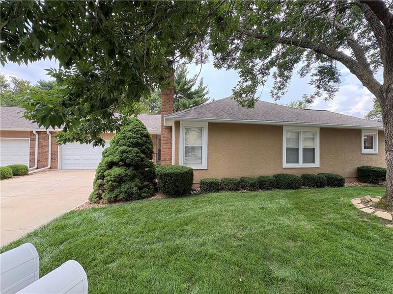 10915 98th St, Overland Park, KS 66214