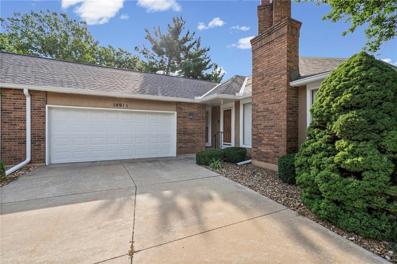 10915 W 98th St, Overland Park, KS 66214