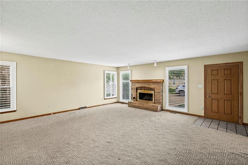 10915 W 98th St, Overland Park, KS 66214