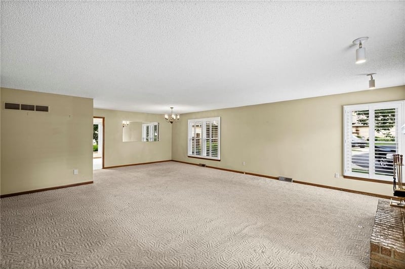 10915 W 98th St, Overland Park, KS 66214