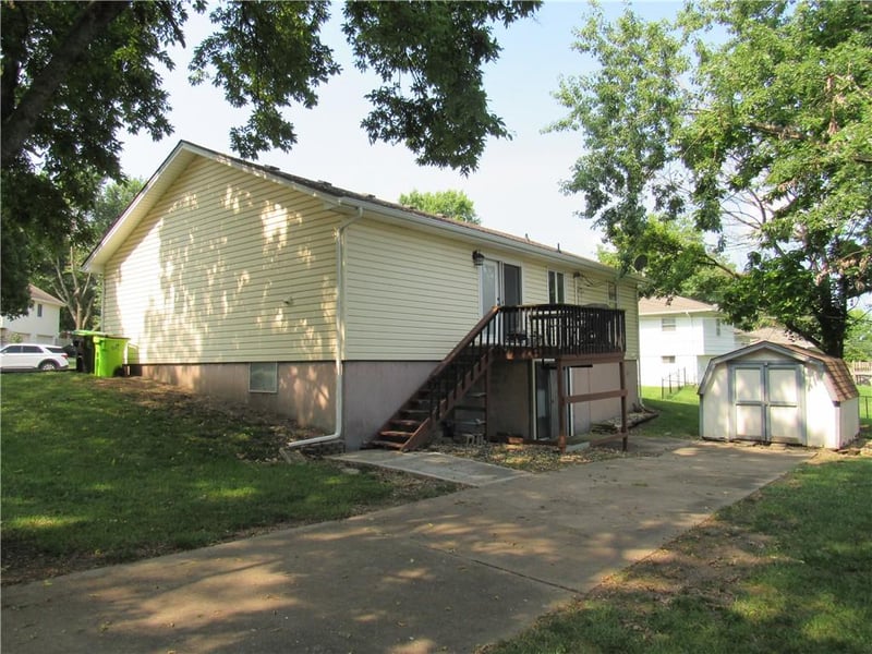 2408 Ridgewood Rd, Harrisonville, MO 64701