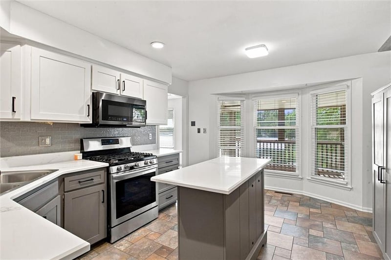 46 Emerald Shore Dr, Lake Tapawingo, MO 64015
