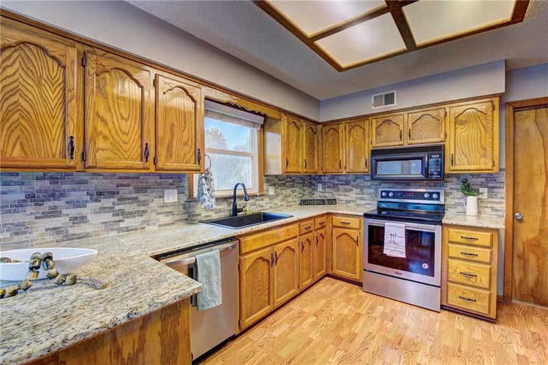 1231 Deerbrook Cir, Lee's Summit, MO 64086