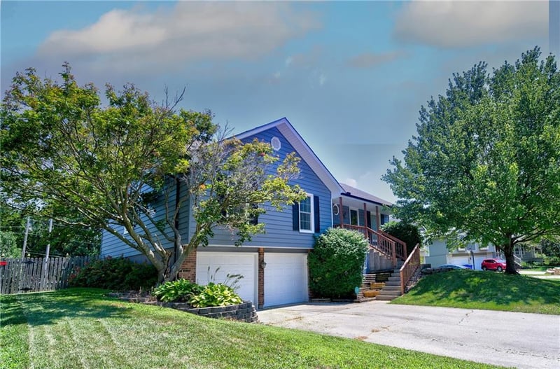 1231 Deerbrook Cir, Lee's Summit, MO 64086