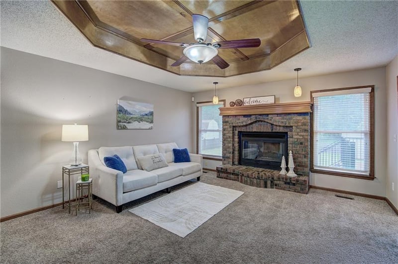 1231 NE Deerbrook Cir, Lee's Summit, MO 64086