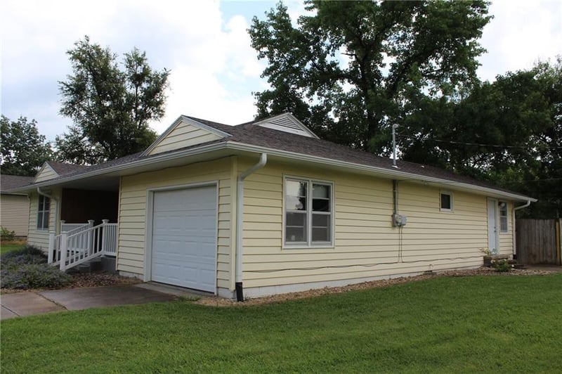 1103 Signor St, Humboldt, KS 66748