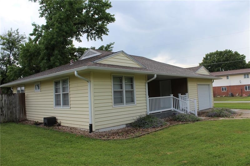 1103 Signor St, Humboldt, KS 66748