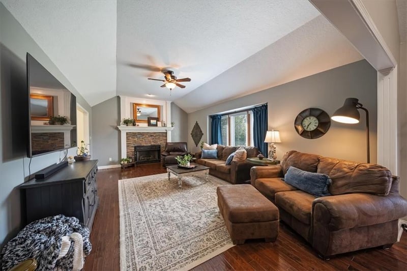 502 Sugarland Dr, Pleasant Hill, MO 64080