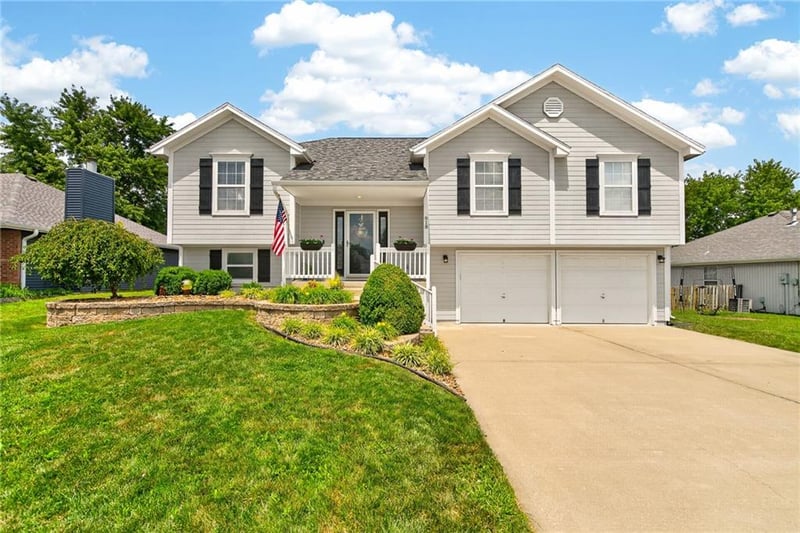 618 Gateway Dr, Grain Valley, MO 64029