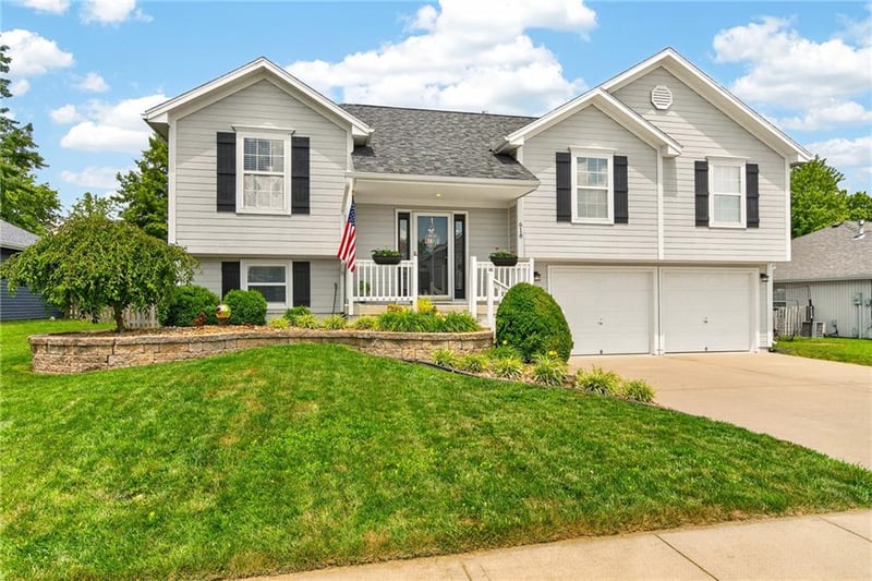 618 Gateway Dr, Grain Valley, MO 64029