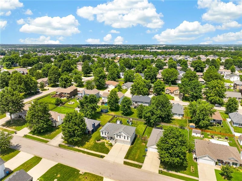 618 Gateway Dr, Grain Valley, MO 64029