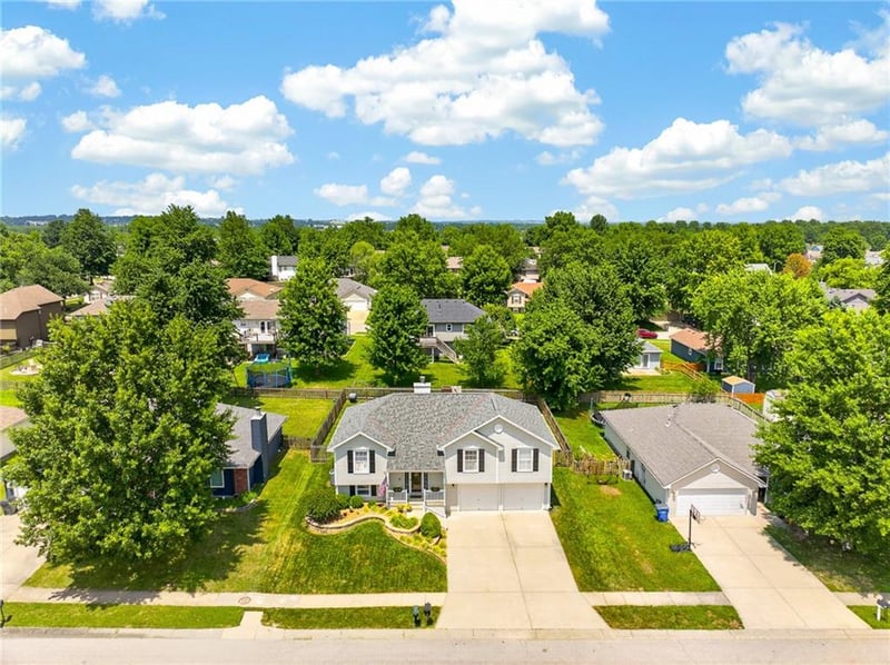 618 Gateway Dr, Grain Valley, MO 64029