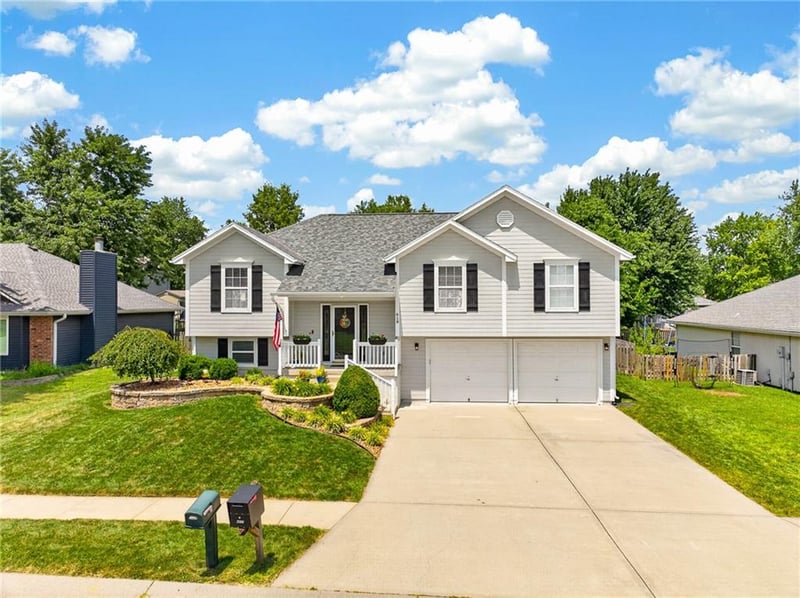 618 Gateway Dr, Grain Valley, MO 64029