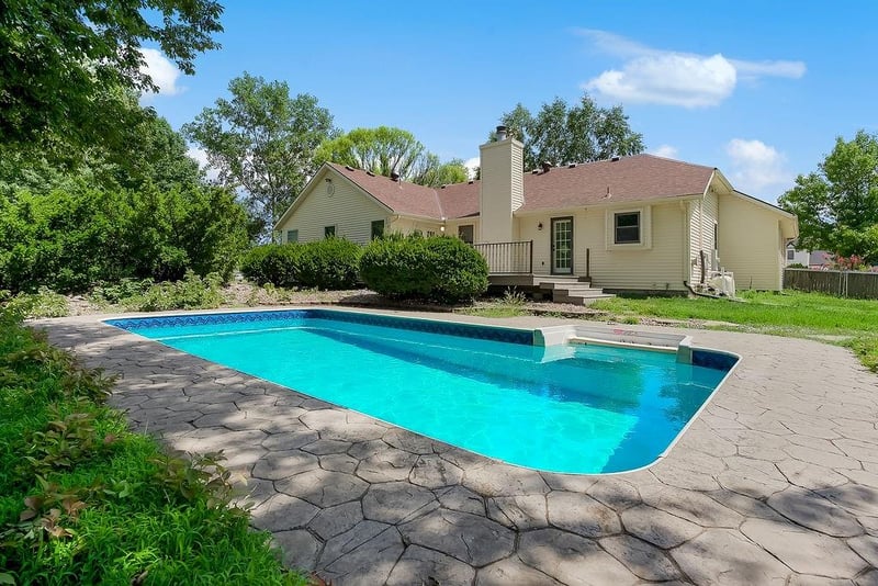 5530 201st St, Stilwell, KS 66085