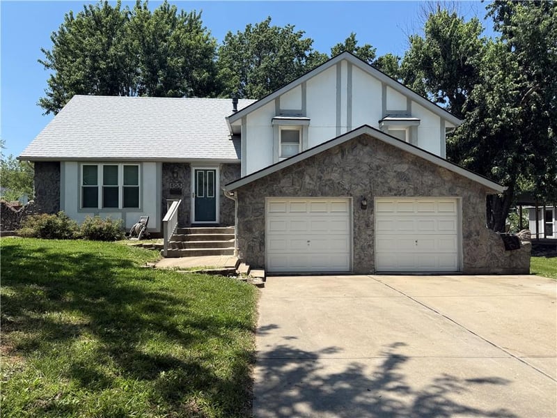 505 Ridge Dr, Olathe, KS 66061