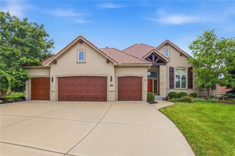 6119 Southlake Dr, Parkville, MO 64152
