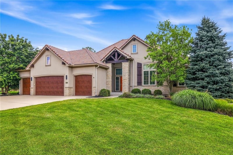 6119 Southlake Dr, Parkville, MO 64152