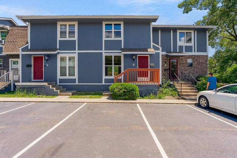 813 Lakeview Dr, Grandview, MO 64030